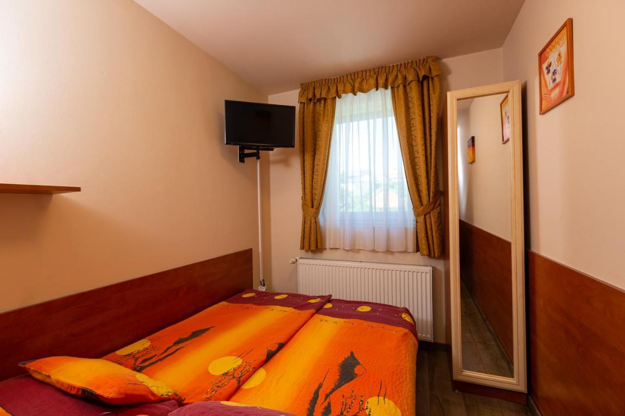 Erika Vendeghaz Hotel Eger Exterior photo